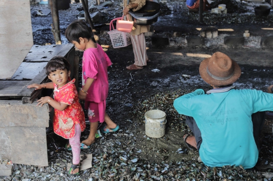 Potret Anak-Anak Pengupas Kerang Temani Ibunya Bekerja