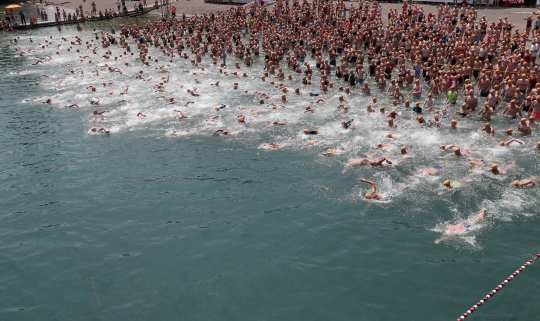 Aksi Ratusan Orang Berenang Seberangi Danau Zurich
