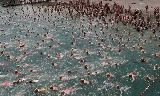 Aksi Ratusan Orang Berenang Seberangi Danau Zurich
