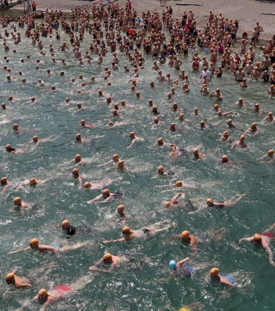 Aksi Ratusan Orang Berenang Seberangi Danau Zurich