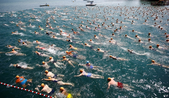 Aksi Ratusan Orang Berenang Seberangi Danau Zurich