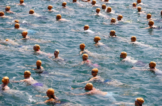 Aksi Ratusan Orang Berenang Seberangi Danau Zurich