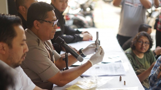 Polisi Rilis Barang Bukti Senjata Pelaku Curanmor yang Ditembak Mati di Depok