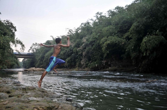 Debit Air Surut, Sungai Ciliwung Jadi Tempat Wisata Dadakan