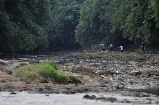 Debit Air Surut, Sungai Ciliwung Jadi Tempat Wisata Dadakan