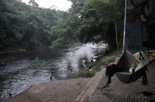 Debit Air Surut, Sungai Ciliwung Jadi Tempat Wisata Dadakan