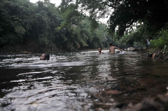 Debit Air Surut, Sungai Ciliwung Jadi Tempat Wisata Dadakan
