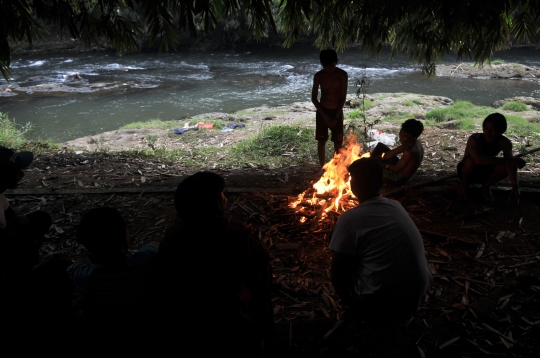 Debit Air Surut, Sungai Ciliwung Jadi Tempat Wisata Dadakan