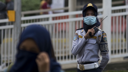 Udara Tak Sehat, Warga Jakarta Beraktivitas Pakai Masker