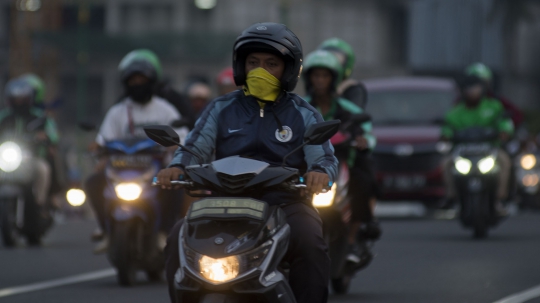 Udara Tak Sehat, Warga Jakarta Beraktivitas Pakai Masker