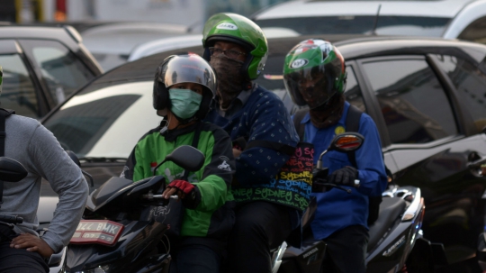 Udara Tak Sehat, Warga Jakarta Beraktivitas Pakai Masker