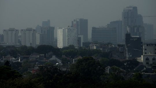 Udara Tak Sehat, Warga Jakarta Beraktivitas Pakai Masker