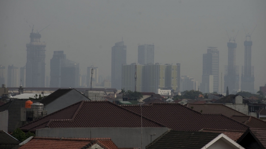 Udara Tak Sehat, Warga Jakarta Beraktivitas Pakai Masker