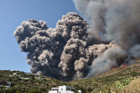 Dahsyatnya Letusan Gunung Stromboli di Italia