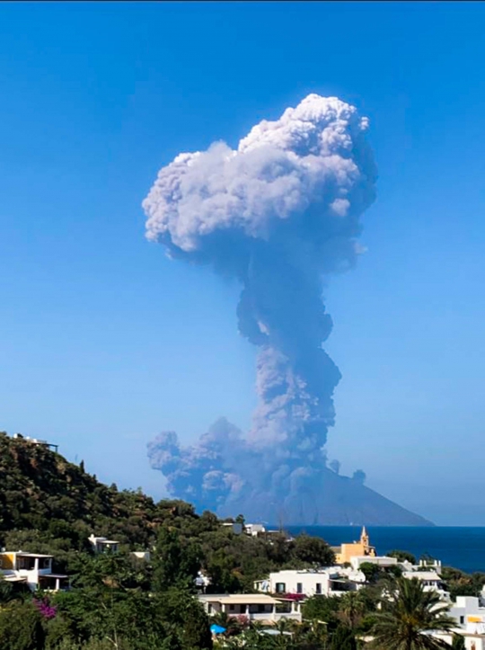 Dahsyatnya Letusan Gunung Stromboli di Italia