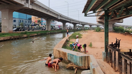 Suhu Ibu kota Panas, Anak-anak Ini Berenang di Kalimalang