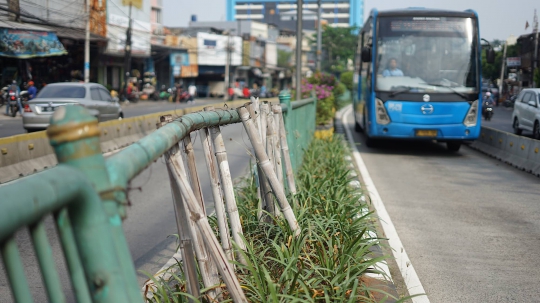 Lama Rusak, Pagar Pembatas Jalan di Otista Raya Ditopang Bambu