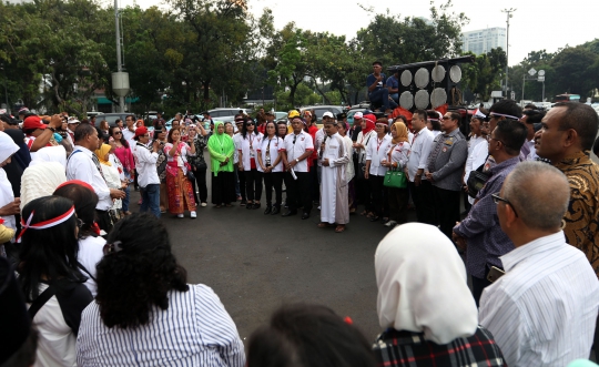 Relawan Jokowi Potong Tumpeng di Depan Istana