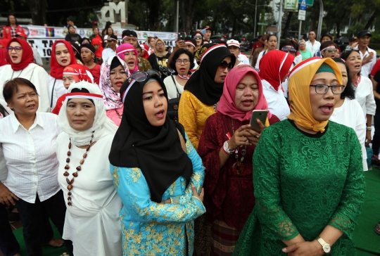 Relawan Jokowi Potong Tumpeng di Depan Istana