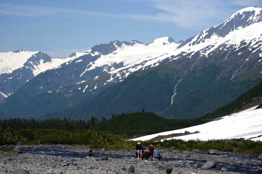 Mengunjungi Gletser Byron di Tengah Panasnya Alaska