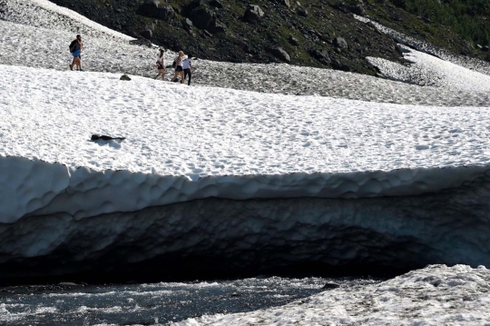 Mengunjungi Gletser Byron di Tengah Panasnya Alaska