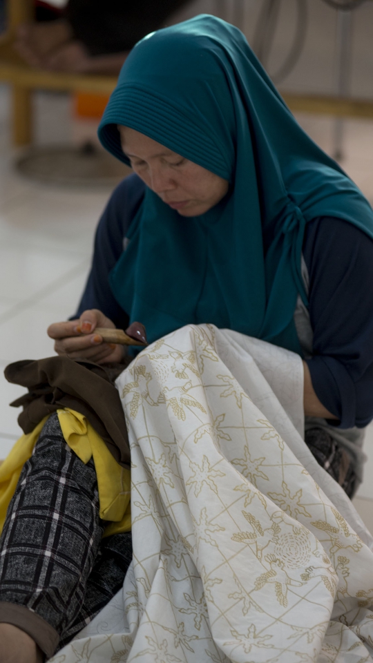 Melihat Pembuatan Kain Batik di Rusun Rawa Bebek