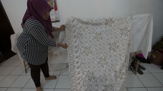 Melihat Pembuatan Kain Batik di Rusun Rawa Bebek