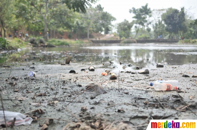 Foto Danau Di Jakarta Timur Kering Kerontang Akibat Kemarau