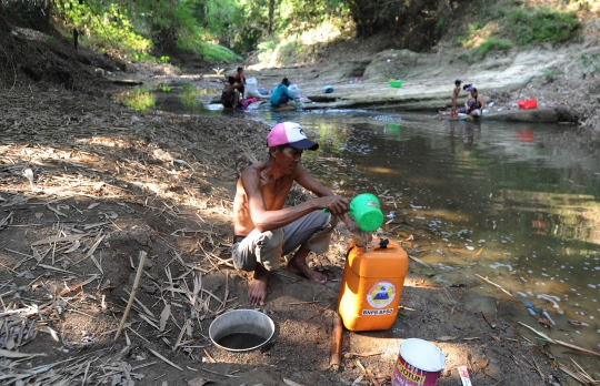 Kemarau, Warga Bekasi Terpaksa Manfaatkan Sisa Air Sungai Kotor