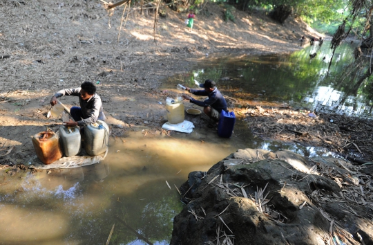 Kemarau, Warga Bekasi Terpaksa Manfaatkan Sisa Air Sungai Kotor