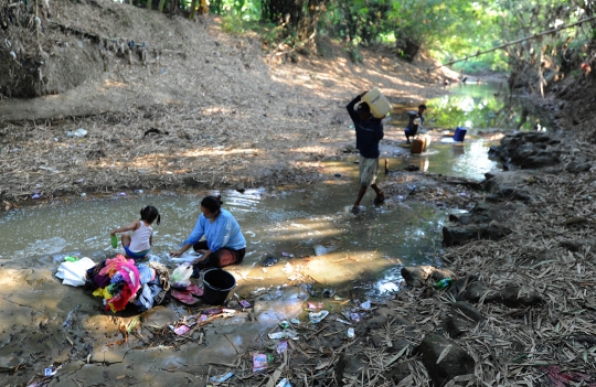 Kemarau, Warga Bekasi Terpaksa Manfaatkan Sisa Air Sungai Kotor