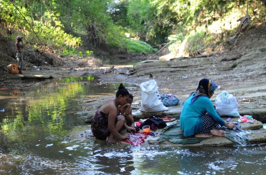 Kemarau, Warga Bekasi Terpaksa Manfaatkan Sisa Air Sungai Kotor