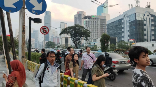 Tidak Ada Halte, Warga Tunggu Bus di Tepi Jalan Sudirman