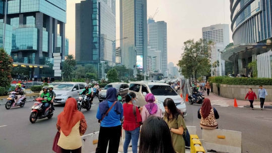 Tidak Ada Halte, Warga Tunggu Bus di Tepi Jalan Sudirman