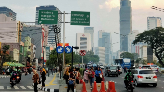 Tidak Ada Halte, Warga Tunggu Bus di Tepi Jalan Sudirman