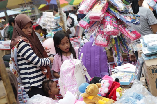 Jelang Tahun Ajaran Baru, Pasar Asemka Diserbu Warga