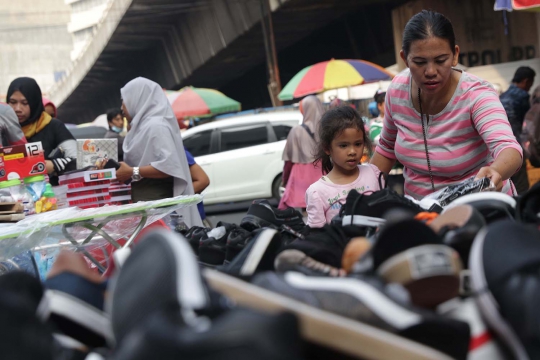 Jelang Tahun Ajaran Baru, Pasar Asemka Diserbu Warga