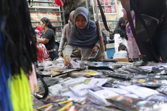 Jelang Tahun Ajaran Baru, Pasar Asemka Diserbu Warga