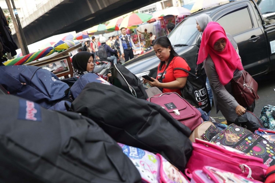 Jelang Tahun Ajaran Baru, Pasar Asemka Diserbu Warga