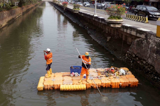 Aksi Petugas UPK Badan Air Jaga Kebersihan Anak Kali Ciliwung