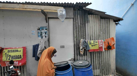 Warga Kampung Kamal Muara Manfaatkan Air Hujan untuk Kebutuhan Sehari-hari