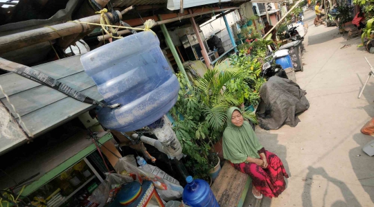 Warga Kampung Kamal Muara Manfaatkan Air Hujan untuk Kebutuhan Sehari-hari