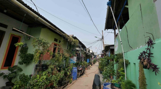 Warga Kampung Kamal Muara Manfaatkan Air Hujan untuk Kebutuhan Sehari-hari