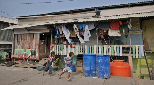 Warga Kampung Kamal Muara Manfaatkan Air Hujan untuk Kebutuhan Sehari-hari