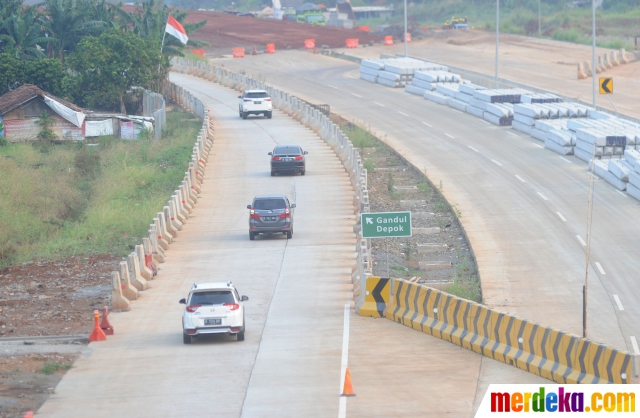 Foto Keluar Tol  Krukut  Dibuka Temporer Setiap Sore 