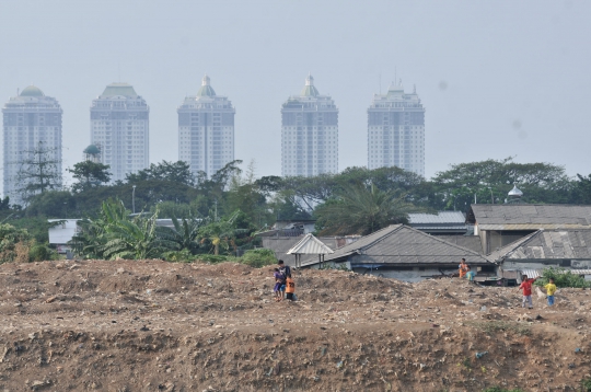 Ceria Kecil Anak-Anak Bermain di Lahan Sengketa