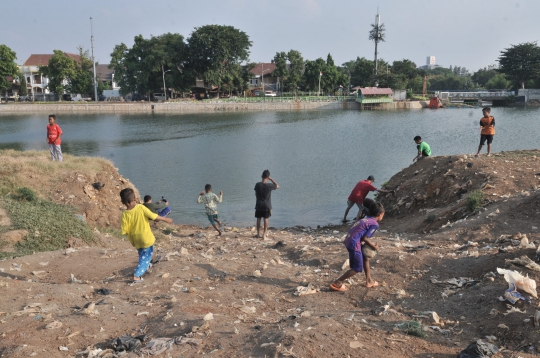 Ceria Kecil Anak-Anak Bermain di Lahan Sengketa