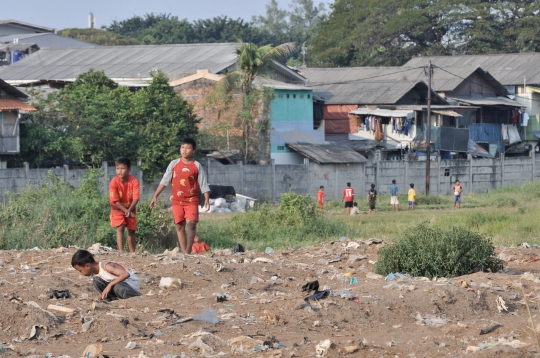 Ceria Kecil Anak-Anak Bermain di Lahan Sengketa