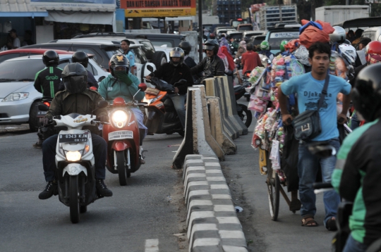 Aksi Nekat Pengendara Motor Lawan Arah Demi Mempersingkat Jarak Tempuh