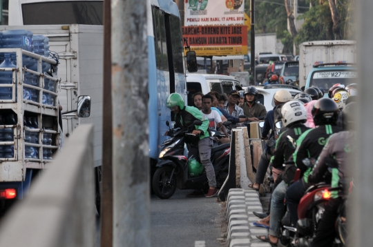 Aksi Nekat Pengendara Motor Lawan Arah Demi Mempersingkat Jarak Tempuh